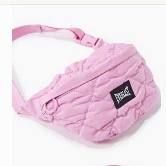 Everlast Handbags - NWT Everlast pink quilted cross body pack‎ Everlast pink quilted Fanny pack
